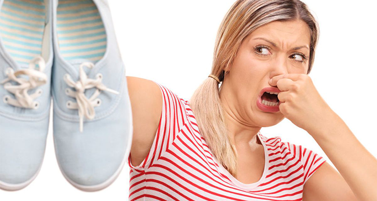 4 خطوات سهلة تخلصنا من رائحة الأحذية الكريهة نهائيا