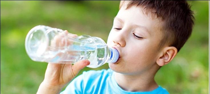 نقص تزويد الأطفال بالماء يخلف اضطرابات صحية خطيرة قد تؤدي إلى الموت
