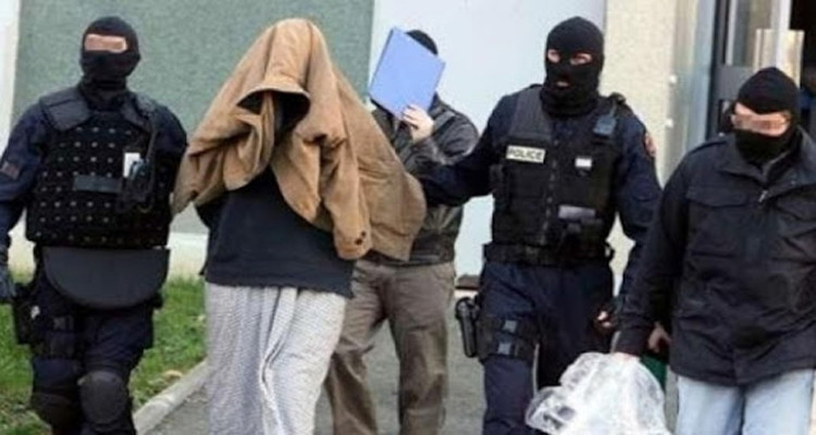 عاجل في سوسة القبض على  عنصر ارهابي بحوزته اسلحة نارية وازياء أمنية
