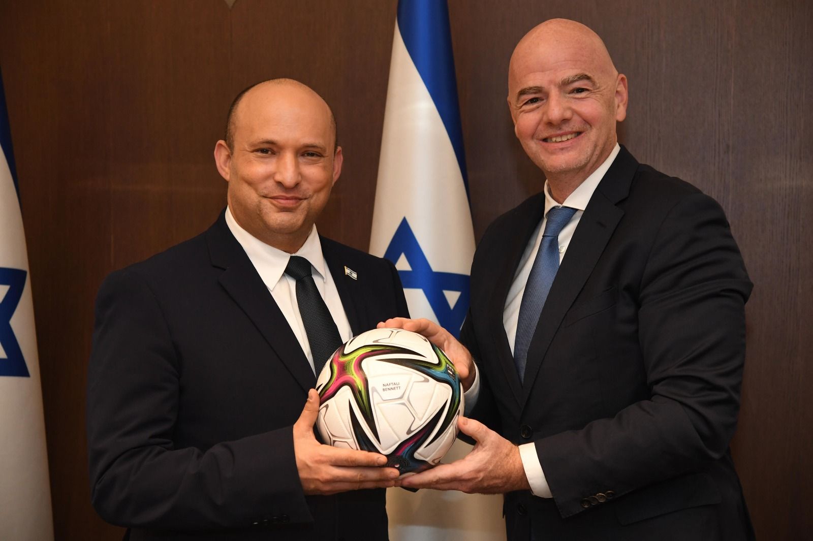 رئيس الفيفا يعرض استضافة كأس العالم على إسرائيل  و الإمارات فأي موقف للعرب؟