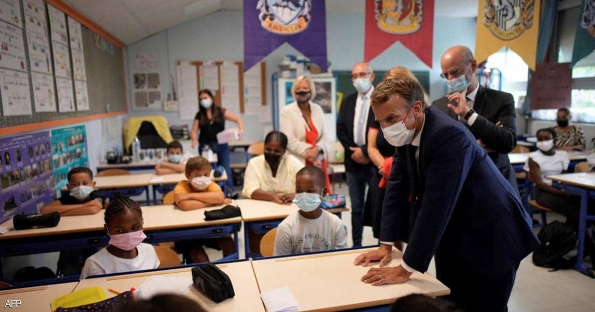فرنسا تعيد إلزامية وضع الكمامات في المدارس