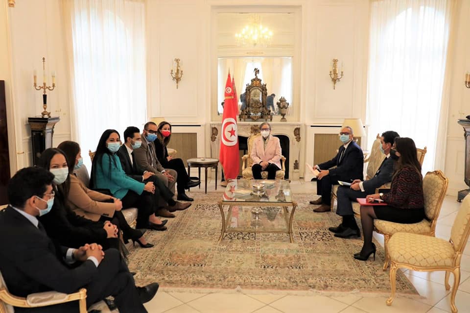 رئيسة الحكومة تلتقي بمقرّ السفارة التونسية ببـــاريس مسؤولين ونُخب فرنسية ذوي أصول تونسية وعدد من ممثلي الجالية التونسية هناك