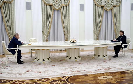 موسكو: تعرّف على سبب طول الطاولة التي تفصل «بوتين» عن «ماكرون»!
