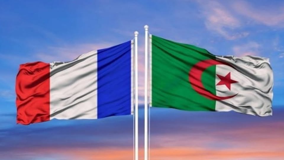 الجزائر تُعلن رسمياً إنهاء اتفاقية التأشيرات مع فرنسا والخاصة بجوازات السفر الدبلوماسية والخدمة، بعد تعليق الجانب الفرنسي العمل بها