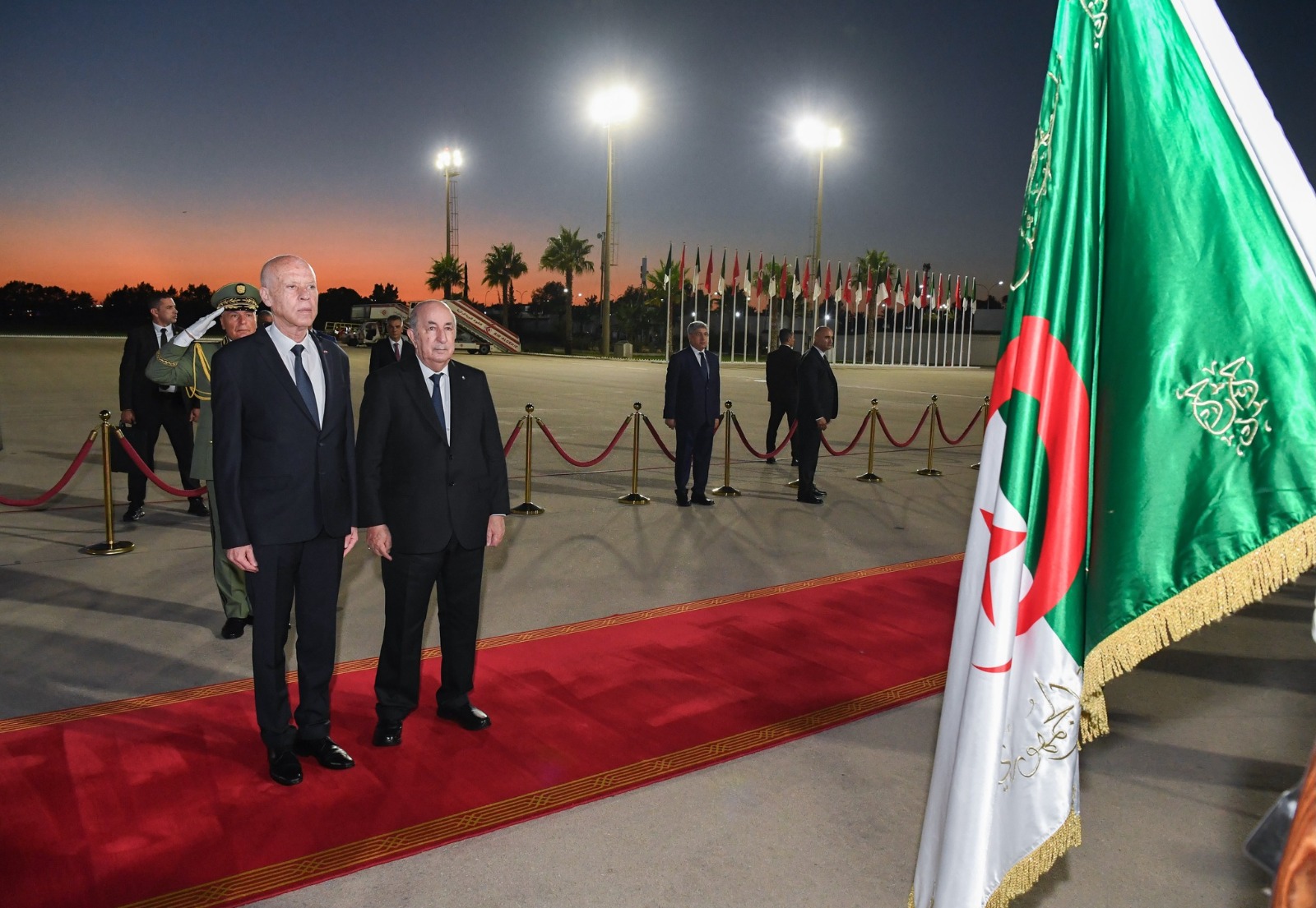 الرئيسان قيس سعيّد وعبد المجيد تبون يؤديان تحية العلم في الجزائر العاصمة