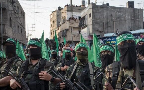 خبراء يحذرون من تداعيات نقل قادة حماس من غزة إلى تونس، وسط مخاوف من عواقب دبلوماسية وأمنية قد تزيد تعقيد وضع تونس السياسي والاقتصادي.