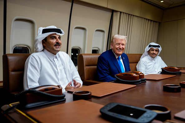 ترامب يلتقي أمير قطر ورئيس الوزراء بالطائرة الرئاسية  خلال توقفه بالدوحة