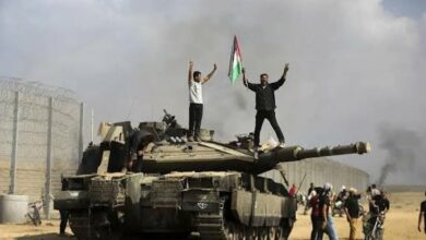 صورة توضح آثار طوفان الأقصى بعد عامين، مع ذكر الضحايا والدمار في غزة والتداعيات الإقليمية للصراع العربي الإسرائيلي.