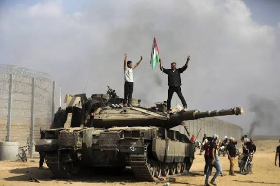 صورة توضح آثار طوفان الأقصى بعد عامين، مع ذكر الضحايا والدمار في غزة والتداعيات الإقليمية للصراع العربي الإسرائيلي.