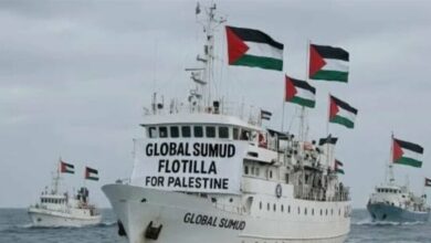 سفن حربية إسرائيلية تقترب من أسطول الصمود العالمي المحمّل بالمساعدات الإنسانية لغزة.