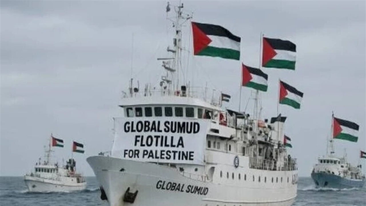 سفن حربية إسرائيلية تقترب من أسطول الصمود العالمي المحمّل بالمساعدات الإنسانية لغزة.