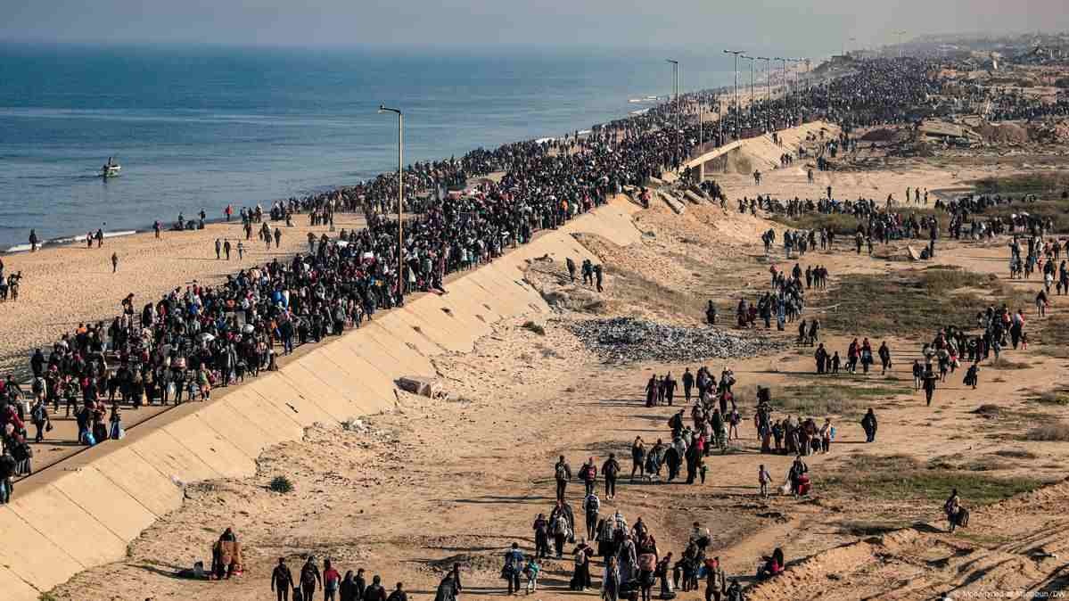 عودة النازحين إلى مدينة غزة بعد سريان وقف إطلاق النار وفتح شارع الرشيد الساحلي.