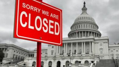 موظفون أمريكيون يغادرون مكاتبهم بعد تسلمهم إشعارات التسريح