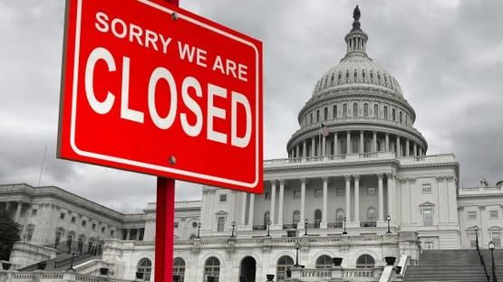 موظفون أمريكيون يغادرون مكاتبهم بعد تسلمهم إشعارات التسريح