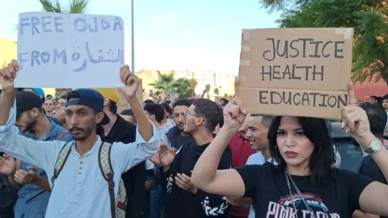 متظاهرون مغاربة يرفعون لافتات خلال احتجاج حركة جيل زد