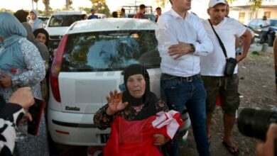 Arrivée du corps d’Abdelkader Dhibi à l’aéroport Tunis-Carthage, accueilli par sa famille et des proches, en hommage au migrant tué à Marseille.
