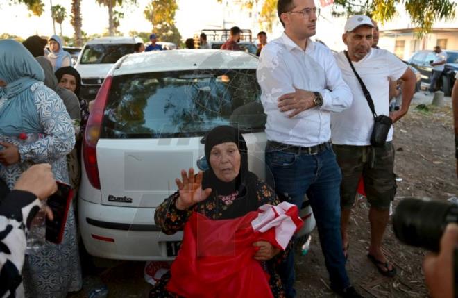 Arrivée du corps d’Abdelkader Dhibi à l’aéroport Tunis-Carthage, accueilli par sa famille et des proches, en hommage au migrant tué à Marseille.