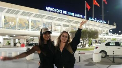 Deux touriste américaines souriantes à Tunis, découvrant la médina et les couleurs de la capitale