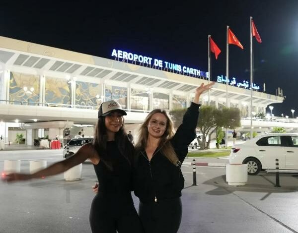 Deux touriste américaines souriantes à Tunis, découvrant la médina et les couleurs de la capitale