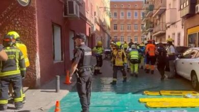 Pompiers à Madrid après une explosion dans un café du quartier de Vallecas, avec évacuation d’un immeuble résidentiel