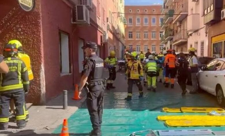 Pompiers à Madrid après une explosion dans un café du quartier de Vallecas, avec évacuation d’un immeuble résidentiel