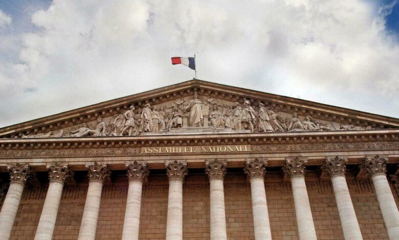 France : La Ve République traverse une crise politique majeure. Blocage parlementaire, instabilité gouvernementale et perspectives de réforme constitutionnelle. Analyse complète.