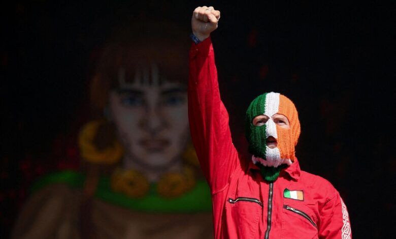 Le Canada interdit l’entrée au groupe de rap nord-irlandais Kneecap, accusé de soutenir le Hezbollah et le Hamas. Le trio dénonce une décision « malveillante ».