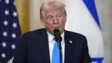 Donald Trump présentant le plan américain pour Gaza devant la presse