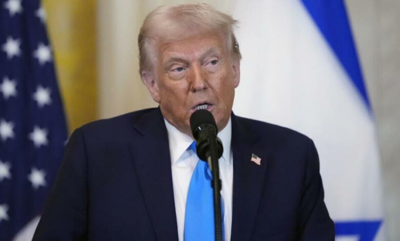 Donald Trump présentant le plan américain pour Gaza devant la presse