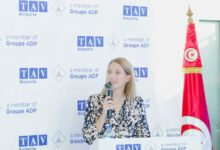 Mme Mélanie Lefebvre, directrice générale de TAV Tunisie, lors de son intervention sur la Radio Nationale pour présenter le bilan touristique 2025
