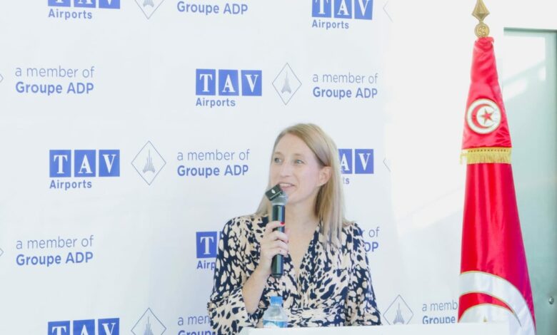 Mme Mélanie Lefebvre, directrice générale de TAV Tunisie, lors de son intervention sur la Radio Nationale pour présenter le bilan touristique 2025