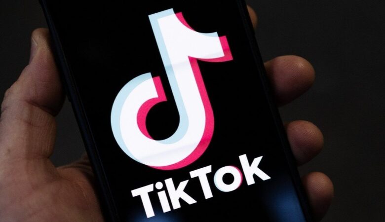 Jeunes adolescents utilisant TikTok sur smartphone avec avertissement de sécurité numérique