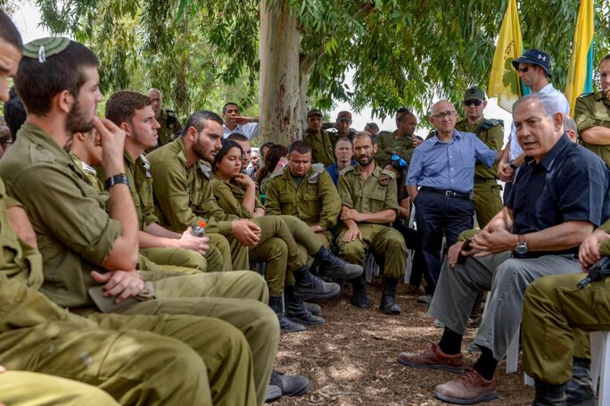 Réservistes israéliens en uniforme mobilisés pour la guerre à Gaza