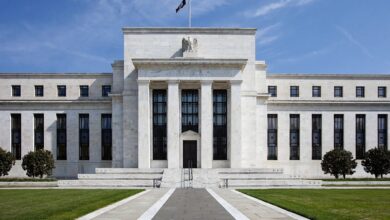 Gouverneur de la Fed annonçant la décision monétaire