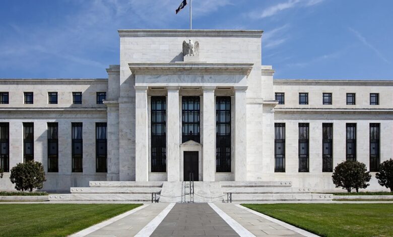 Gouverneur de la Fed annonçant la décision monétaire