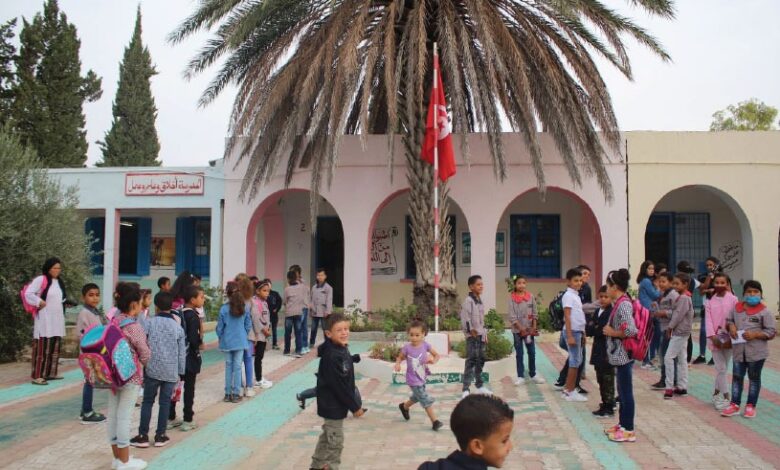 Élèves tunisiens reprenant le chemin de l’école pour la rentrée 2025-2026