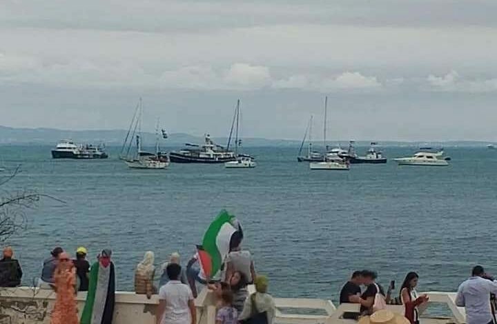 Navires de la Flotille Sumud prêts à quitter le port de Sidi Bou Saïd en Tunisie, départ reporté à cause de la météo et de contraintes logistiques.
