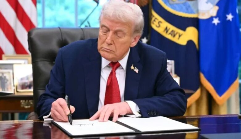Donald Trump annonce de nouveaux droits de douane massifs, Canberra réagit vivement.