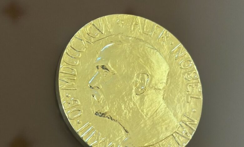 Mary E. Brunkow, Fred Ramsdell et Shimon Sakaguchi remportent le Prix Nobel de médecine 2025 pour leurs découvertes sur la tolérance immunitaire périphérique.