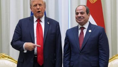 Abdel Fattah Al-Sissi signant l’accord sur Gaza à Charm el-Cheikh