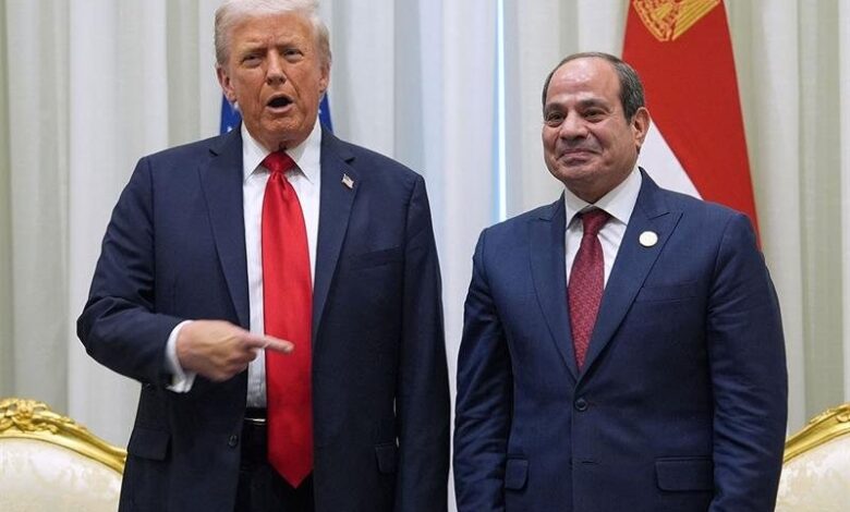 Abdel Fattah Al-Sissi signant l’accord sur Gaza à Charm el-Cheikh