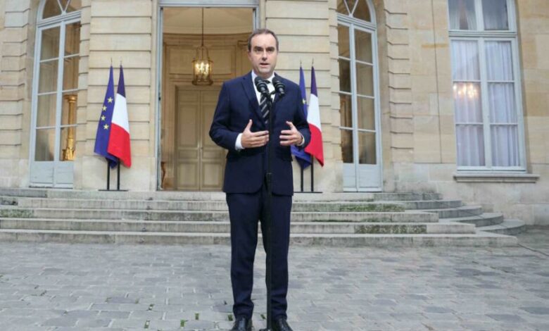 Photo officielle du nouveau gouvernement français dirigé par Emmanuel Macron, avec Elisabeth Borne, Gérald Darmanin, Bruno Le Maire et Rachida Dati.