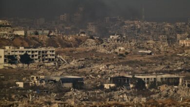 Gaza : un convoi égyptien entre pour aider à retrouver les corps d’otages