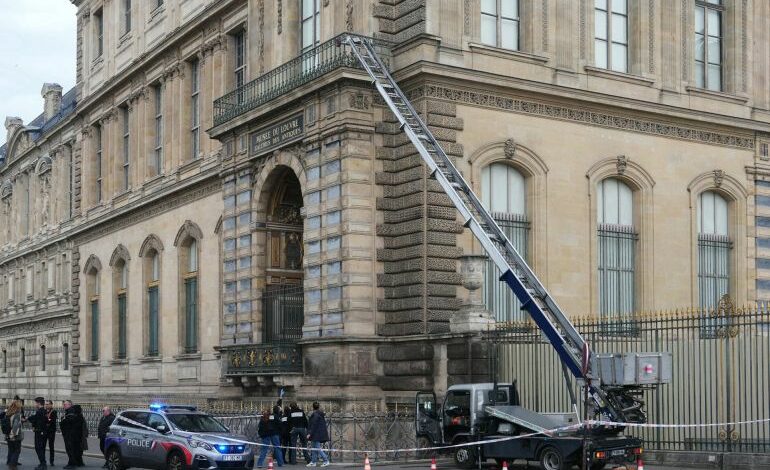 Vol au Louvre : cinq nouvelles interpellations