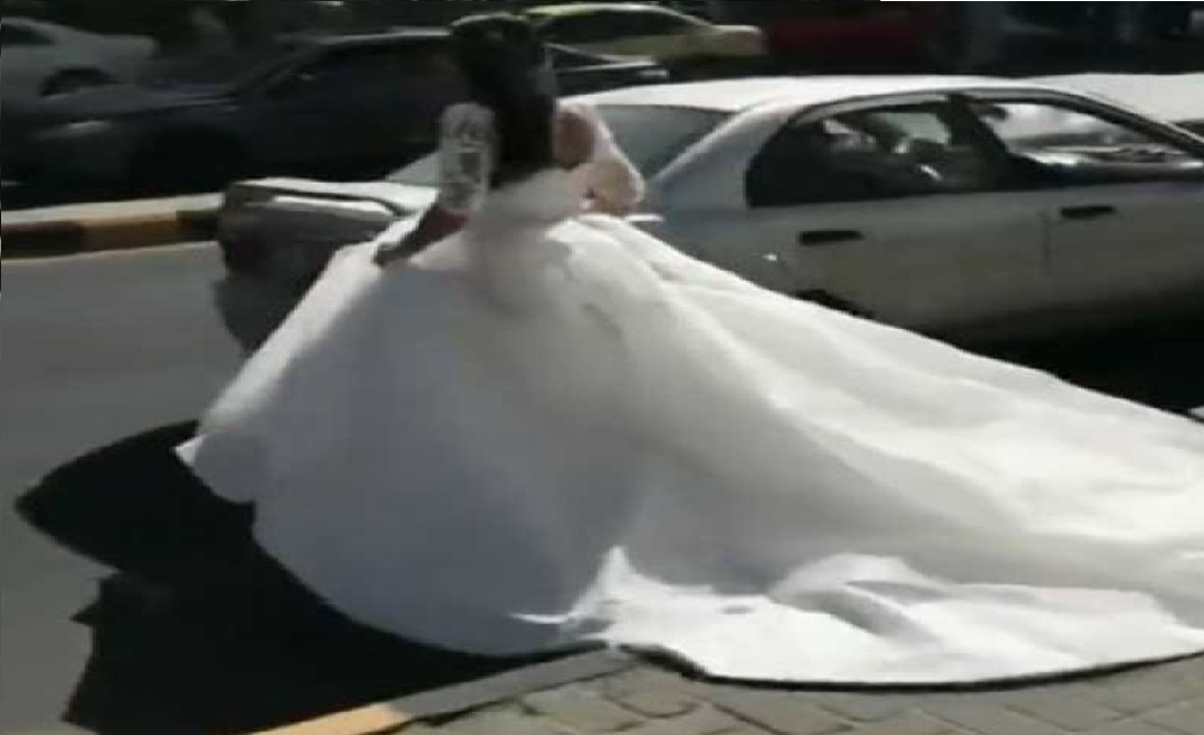 بالفيديو/ بفستان الزفاف عروس تهرب في شوارع عمّان .. ما قصتها؟