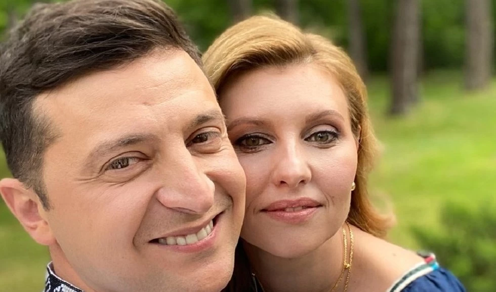 رئيس أوكرانيا يواجه التهديد الروسي بغزو بلاده.. بتقبيل زوجته
