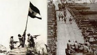 صورة رفع العلم المصري على الضفة الشرقية للقناة بعد العبور.