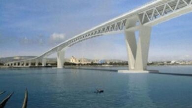 جسر بنزرت الجديد قيد الإنجاز، الأول إفريقيا والثاني عالميا من حيث الخصائص التقنية، يربط بين ضفتي قنال الملاحة بارتفاع 56 مترا.