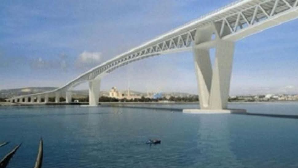 جسر بنزرت الجديد قيد الإنجاز، الأول إفريقيا والثاني عالميا من حيث الخصائص التقنية، يربط بين ضفتي قنال الملاحة بارتفاع 56 مترا.