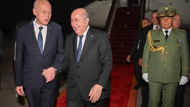 الرئيس الجزائري عبد المجيد تبون يستقبل الرئيس التونسي قيس سعيّد في مطار هواري بومدين